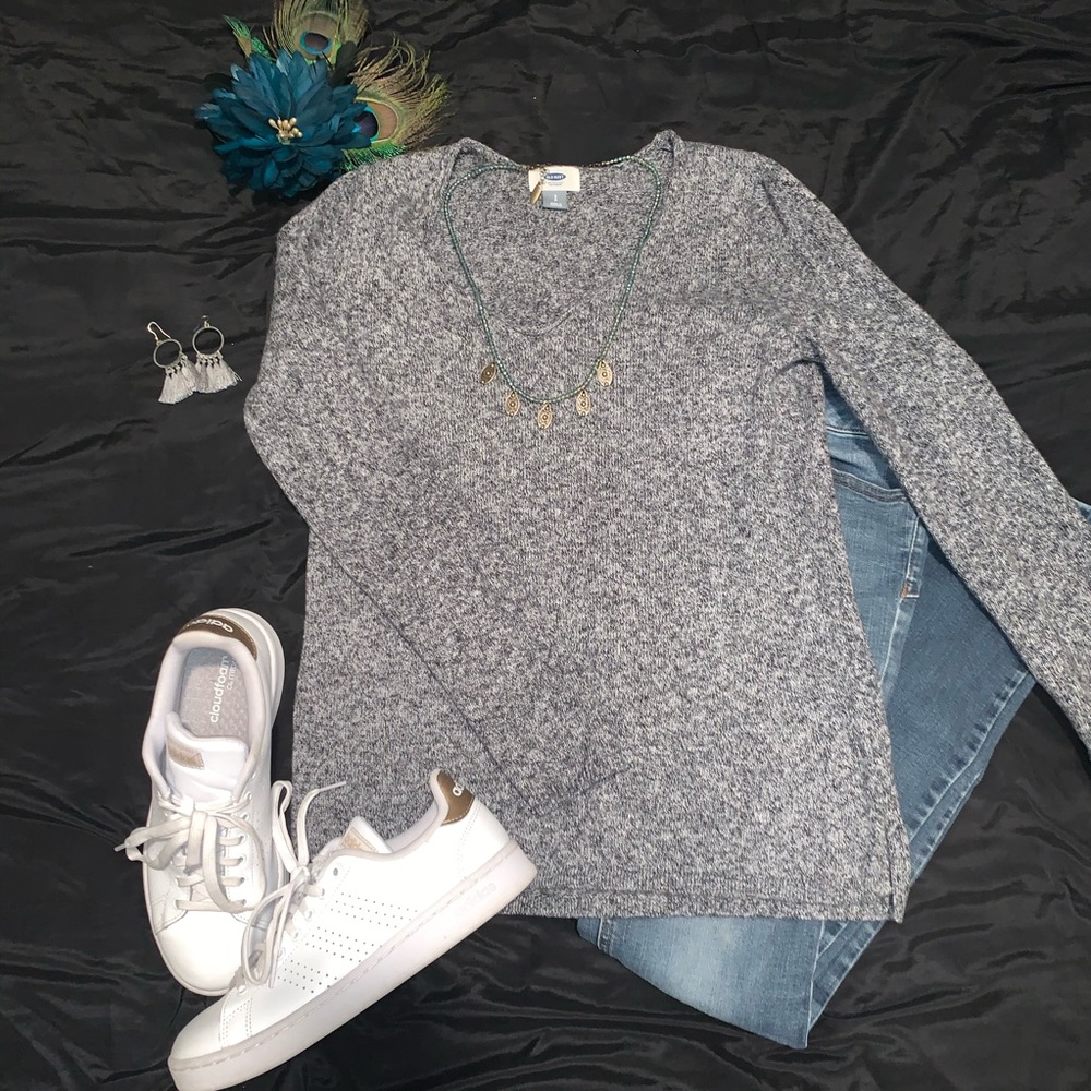 Old Navy V neck sweater 🌨